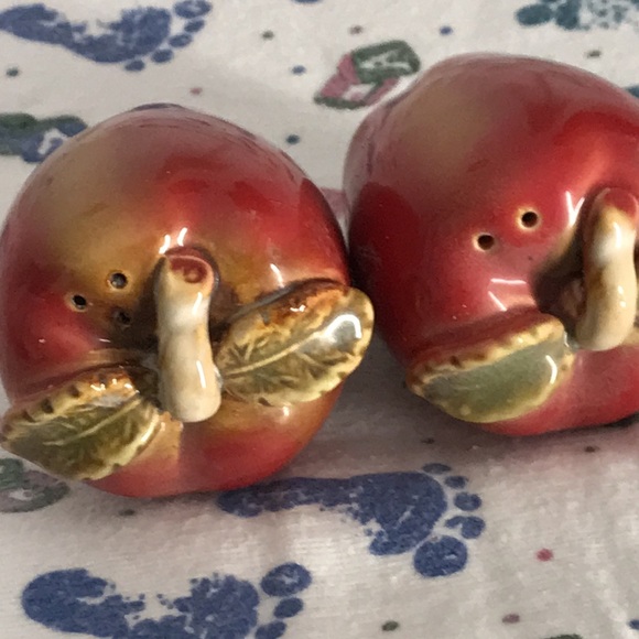 Apple Salt & Pepper Shakers - Picture 4 of 4
